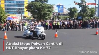 Video Atraksi Moge Polwan-Polwan Cantik