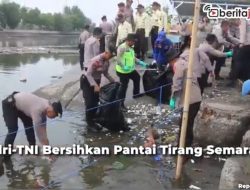Video Ratusan TNI-Polri Bersihkan Sampah Pantai Tirang Semarang