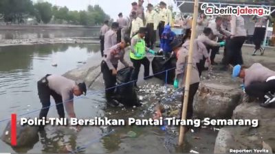 Video Ratusan TNI-Polri Bersihkan Sampah Pantai Tirang Semarang