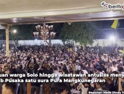 Video Tradisi Udik-Udik Satu Sura, Warga Antusias Berebut Uang Koin dari Raja