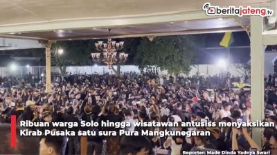 Video Tradisi Udik-Udik Satu Sura, Warga Antusias Berebut Uang Koin dari Raja