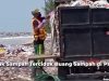truk sampah buang sampah di pantai