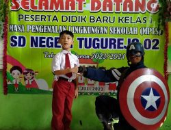 Ada Superhero Hingga Ratusan Balon Sambut Siswa Baru, Begini Keseruan Hari Pertama Masuk Sekolah