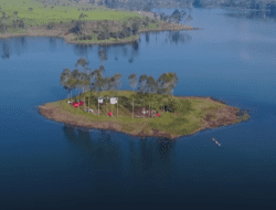 Nuansa Berbeda, Lokasi Camping Ini Berada di Tengah Danau, Berani Coba?