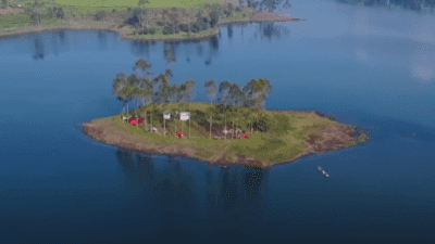Nuansa Berbeda, Lokasi Camping Ini Berada di Tengah Danau, Berani Coba?