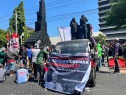Tolak Skema Tanah Musnah Tol Semarang-Demak, Ratusan Warga Bendono Demo di Depan Kantor Ganjar