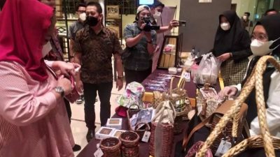 Menakjubkan! Tas Berbahan Koran Bekas Bikinan Warga Tembalang Ini Sukses Mendunia, Penasaran?