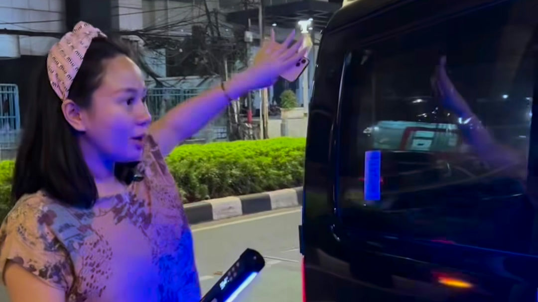 Denise Chariesta jadi tukang parkir
