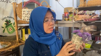 Tak Ada Rotan Koran Pun Jadi, Begini Kisah Piliani Tambah Penghasilan dengan Koran Bekas