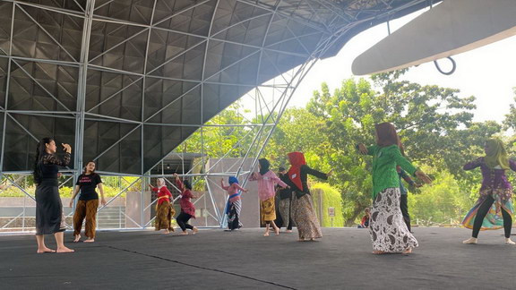 Tari Jaipong Gandrung Bandung