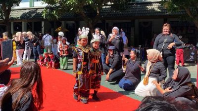 Kenalkan Budaya Daerah, Siswa SD Negeri Pekunden Ikuti Parade Khatulistiwa