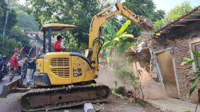 Dirikan Bangunan di Lahan Orang, Tiga Hunian di Gombel Lama Dibongkar Satpol PP