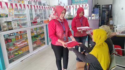 Sambut Kemerdekaan RI ke-78, Apotek Sari Husada Demak Bagikan Bendera Gratis Kepada Pengunjung
