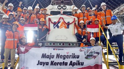 Momen HUT RI Ke-78, KAI Daop 4 Gandeng Komunitas Railfans Hias Lokomotif