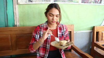 Nikmatnya Lontong Opor Legendaris Ngloram, Pedasnya Bikin Ketagihan