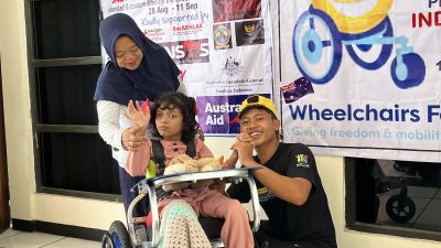NGO Australia-Bali Gandeng Dinsos Jateng, Bagikan 340 Kursi Roda Gratis ke Pengidap Cerebral Palsy