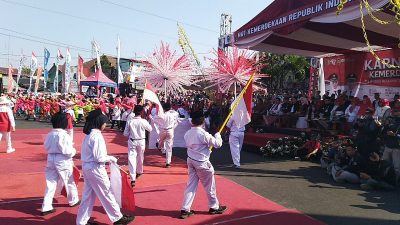 Meriahkan HUT RI di Kota Wali, 90 Peserta Karnaval Penuhi Jalanan dengan Penampilan Kostum Menarik
