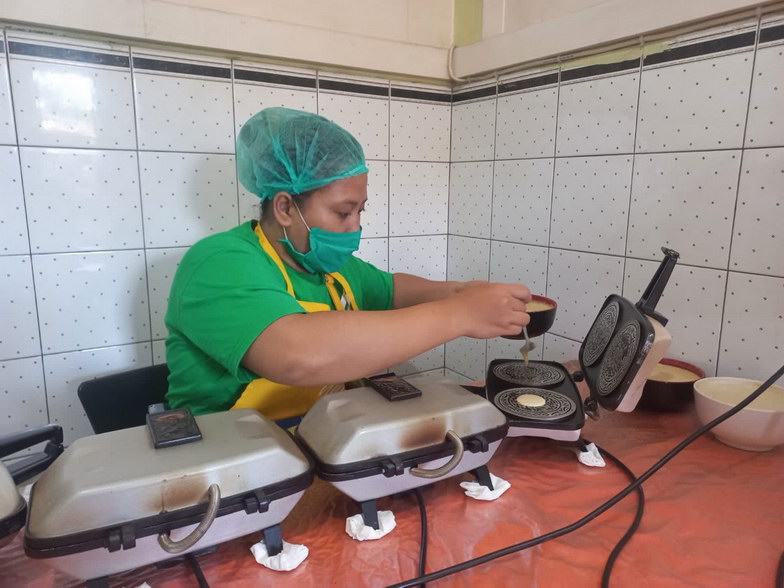 Salah satu karyawan Kue Semprong Yuta saat mencetak kue semprong.