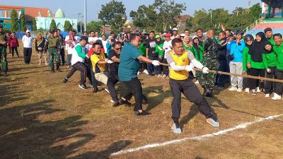 Asyik Main Sampai Terjatuh, Begini Keseruan Bupati dan Wakil Bupati Blora Turut Lomba Tarik Tambang