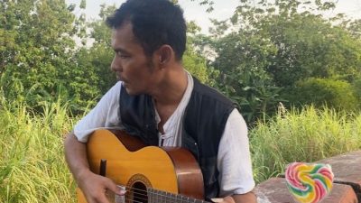 Hidupnya Berantakan Akibat Perjudian, Pengamen Jalanan Ini Ingatkan Kejamnya Judi Lewat Lagu