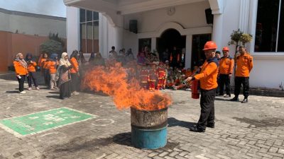 Belajar Mitigasi Bencana Bersama BPBD Jateng, Siswa PAUD Jadi Pemadam Kebakaran