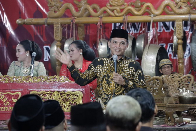 Ketua DPRD Jateng Sumanto