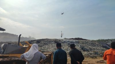 Helikopter Water Bombing Dikerahkan Atasi Bara Api di TPA Jatibarang