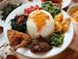 Aksi Nekat Pria Makan Nasi Padang Saat Nonton Bioskop: Gak Ngotak
