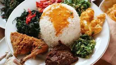 Aksi Nekat Pria Makan Nasi Padang Saat Nonton Bioskop: Gak Ngotak