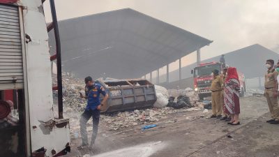 Belum Sepenuhnya Padam, Ita Tanda Tangani Surat Tanggap Darurat Bantuan Water Bombing