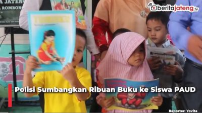 Video Polisi Sumbangkan Ribuan Buku ke Siswa PAUD
