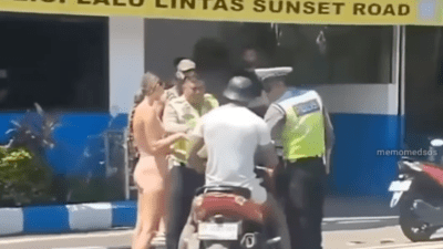 Tak Terima Ditilang, Bule di Bali Nekat Dorong Polisi