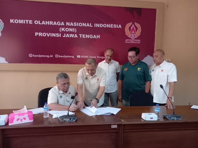 Ketua Umum KONI Jateng Bona Ventura Sulistiana (kiri bawah) disaksikan jajaran menandatangani Berita Acara Serah Terima (BAST) dan kompensasi dari DKI Jakarta untuk disalurkan sesuai SK No 75 tahun 2022, belum lama ini. (Humas KONI Jateng)