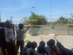 Aksi Helikopter Super Puma Water Bombing TPA Jatibarang Jadi Tontonan Siswa