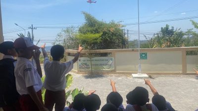 Aksi Helikopter Super Puma Water Bombing TPA Jatibarang Jadi Tontonan Siswa