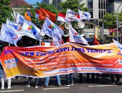 Unjuk Rasa Perdana kepada Nana Sudjana, Buruh se-Jateng Ingin UMK Naik 15 Persen Tahun 2024