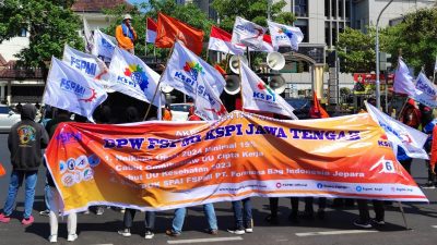 Unjuk Rasa Perdana kepada Nana Sudjana, Buruh se-Jateng Ingin UMK Naik 15 Persen Tahun 2024