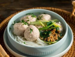 Daftar Lokasi Warung Bakso di Semarang yang Viral, Rasanya Uenak Tenan!