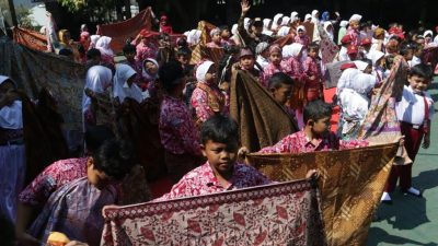 Rayakan Hari Batik Nasional, Siswa SDN Pekunden Kompak Kenakan Kain Batik