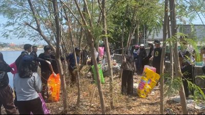 Sambut World Clean Up Day 2023, Trash Ranger Indonesia Ajak Anak Muda Semarang Bersihkan Banjir Kanal Timur