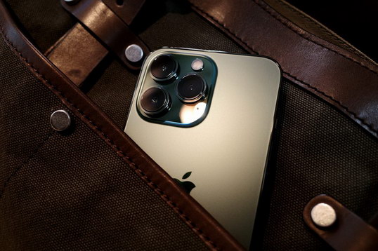 ilustrasi iphone 13
