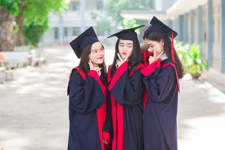 anak-anak muda lulus | tips setelah wisuda | kegiatan produktif setelah wisuda