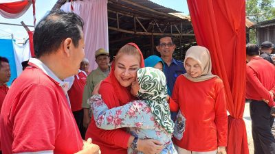 Mujiyanti Nangis Sambil Memeluk Mbak Ita, Senang Kampungnya Dapat Bantuan Pamsimas