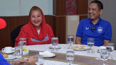 Nampak Akrab, Mbak Ita Dan Yoyok Sukawi Tertawa Bersama di Acara Panser Biru