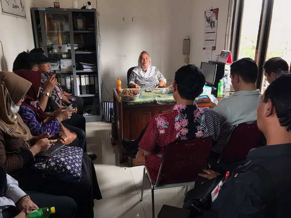 Mbak Ita Berkantor Sementara di TPA