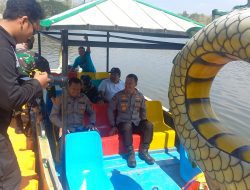 Kabid Humas Polda Jateng Nikmati Wisata Waduk Tempuran dengan Perahu Naga