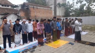 Ratusan Santri di Blora Gelar Sholat Istisqa Meminta Hujan