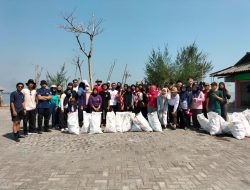 Peringati Sumpah Pemuda, Puluhan Anak Muda Semarang Bersihkan Sampah Pantai Hingga Ratusan Kilogram