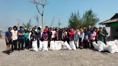 Peringati Sumpah Pemuda, Puluhan Anak Muda Semarang Bersihkan Sampah Pantai Hingga Ratusan Kilogram