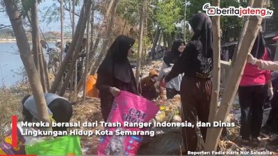 Video Anak Muda Bersih-bersih Sampah di Bantaran Sungai Banjir Kanal Timur